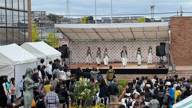 2023年の第41回宮前区民祭。野外ステージでダンスが披露され、テントの前に観客が集まっている