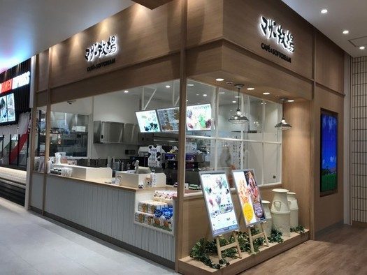 フードコートの一角にある、白い壁とガラスケースのカフェのカウンター