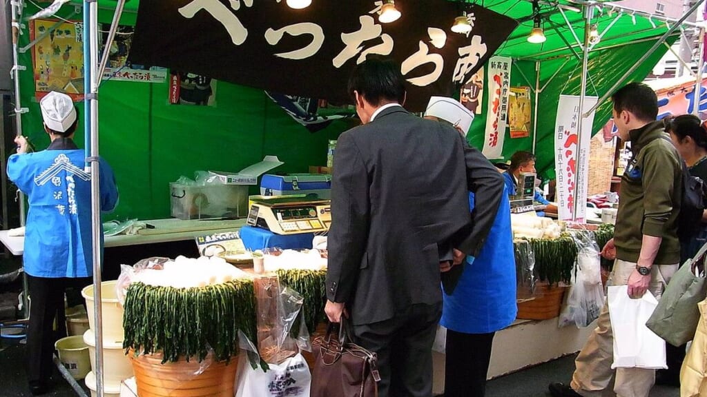 緑色のテントに「べったら漬」の看板を掲げた日本橋べったら市の露店