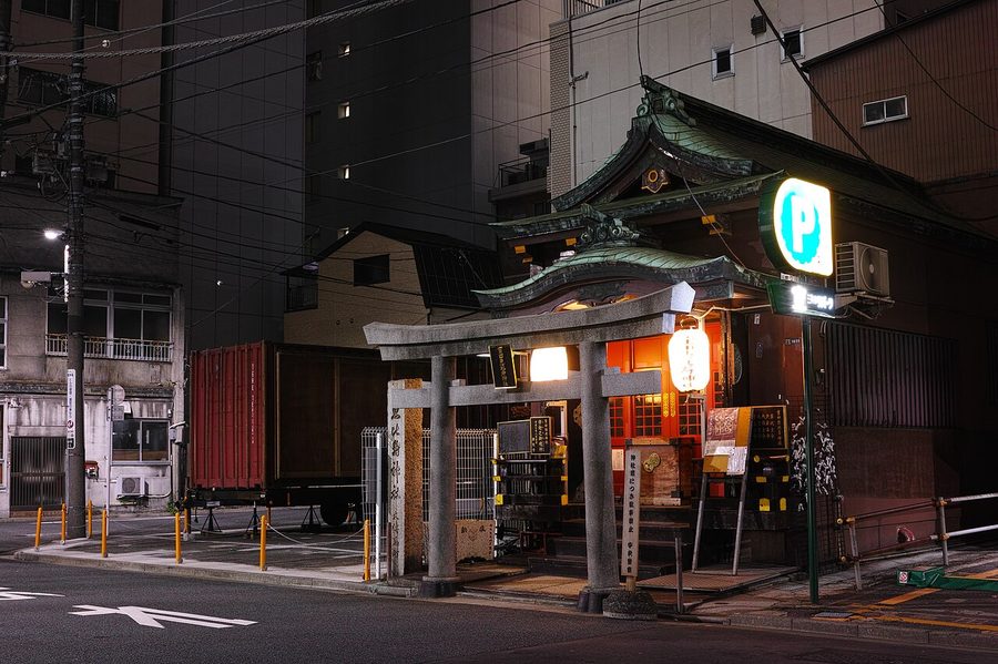 夜の街角に建つ寶田恵比寿神社の小さな社殿と鳥居、提灯