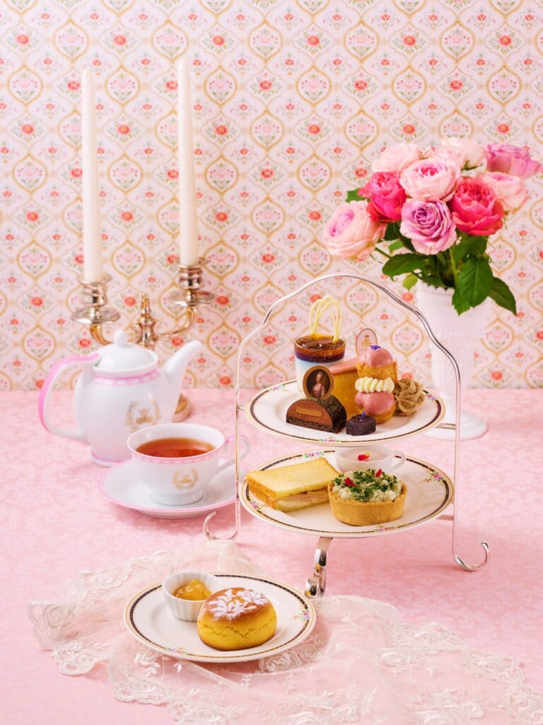 二段のスタンドに並ぶ菓子とセイボリー、別皿のスコーン、紅茶のアフタヌーンティー