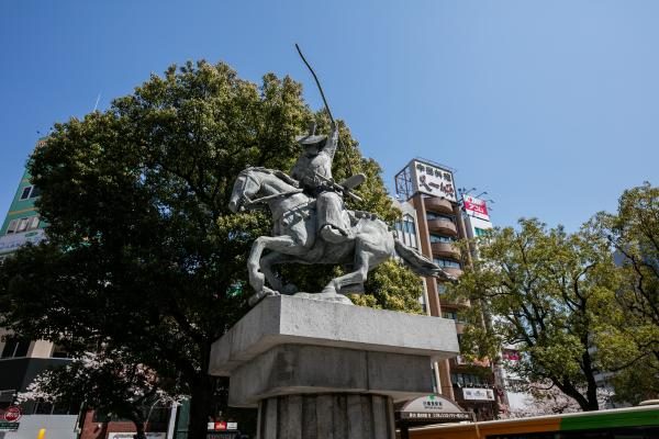日暮里駅前の広場に立つ、馬上で弓を持つ太田道灌の銅像