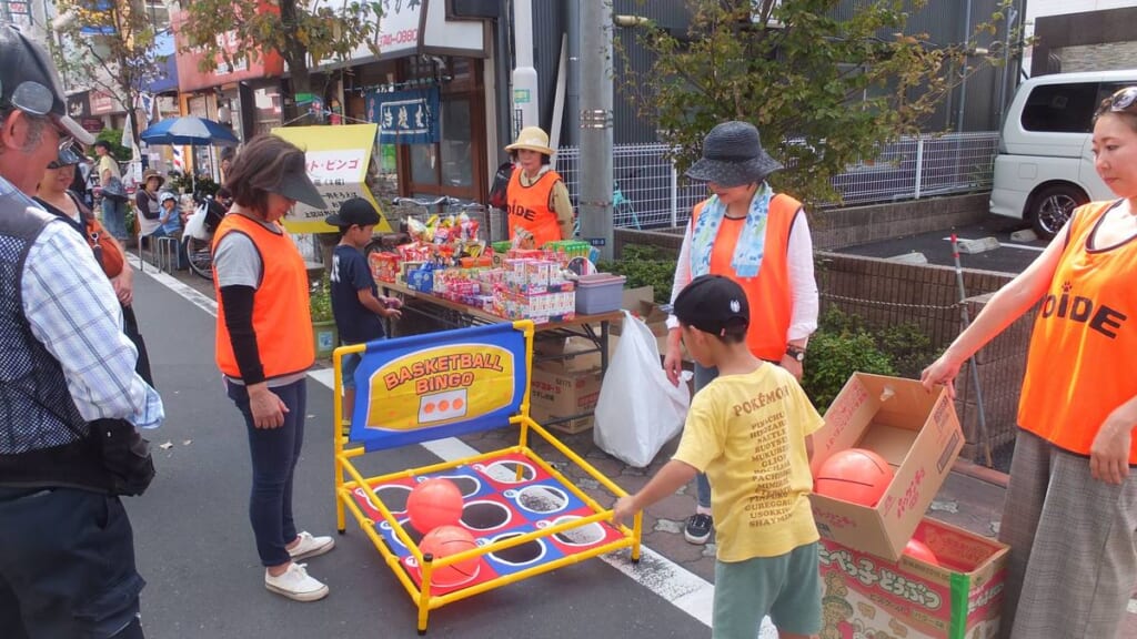 おいで通りを走るミニ新幹線