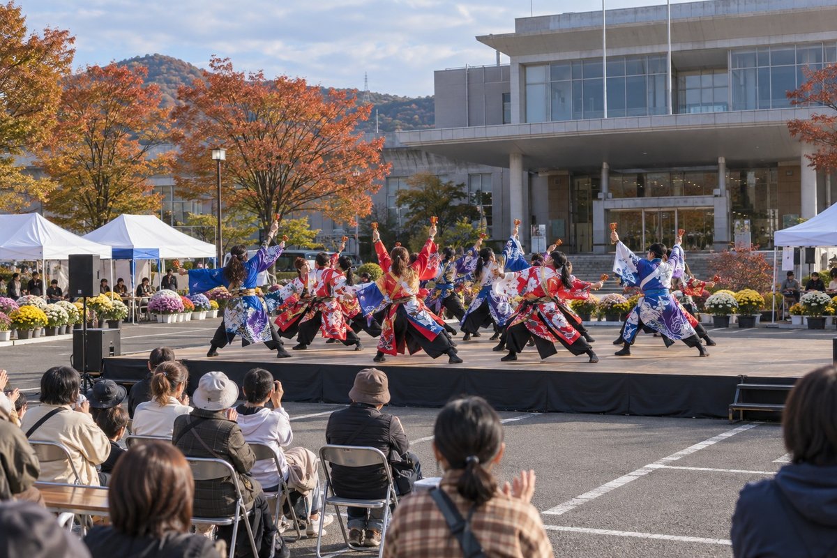 屋外ステージで鳴子を持って踊るよさこいチームのイメージ（AI生成）
