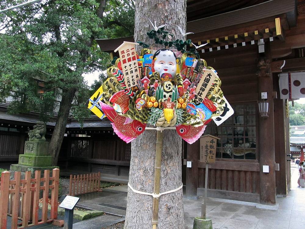 大國魂神社の境内の木に掲げられた大熊手。札に一の酉十一月五日、二の酉十一月十七日、三の酉十一月二十九日とある