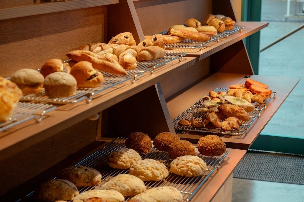 Pacific BAKERYの店内に並ぶパンの陳列棚