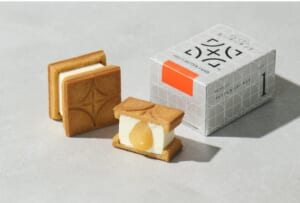 四角いクッキーでクリームとキャラメルを挟んだプレミアム生バターサンドと、白い箱