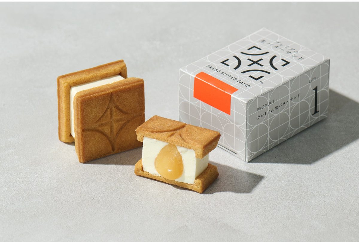 四角いクッキーでクリームとキャラメルを挟んだプレミアム生バターサンドと、白い箱