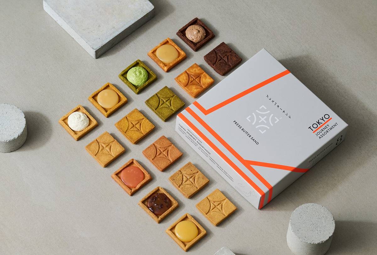 8種類のバターサンドを並べた詰め合わせと、赤い線の入った箱