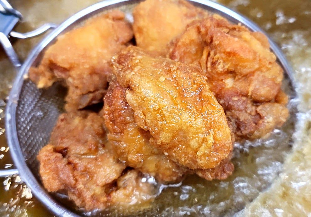 揚げ網の上のザンギ(北海道のからあげ)
