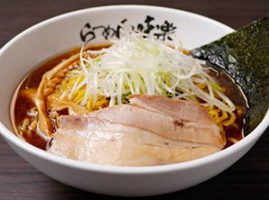 白い丼の濃い茶色のスープに、白髪ねぎ、チャーシュー、海苔がのったラーメン