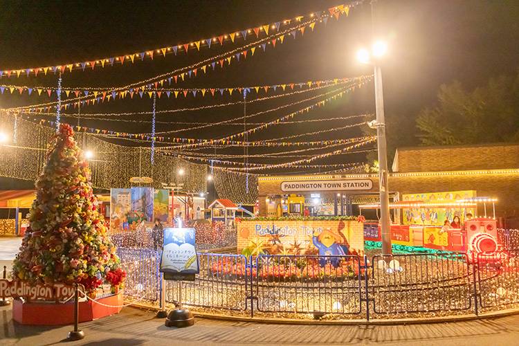 パディントン タウン イルミネーションのエリア。電飾の旗とクリスマスツリー、PADDINGTON TOWN STATIONの建物