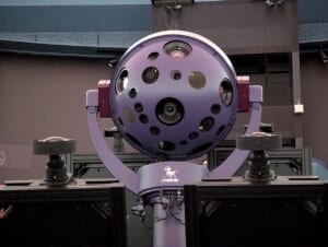 さいたま市青少年宇宙科学館にある紫色の球形プラネタリウム投影機（2025年撮影）