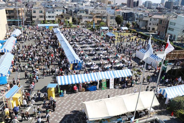 2023年の第41回幸区民祭、区役所前に並ぶテントと飲食エリアを上から見た様子