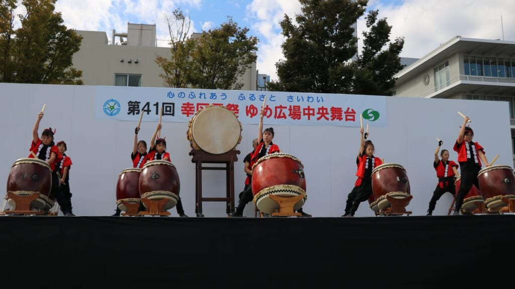 2023年の第41回幸区民祭、ゆめ広場中央舞台での和太鼓の演奏