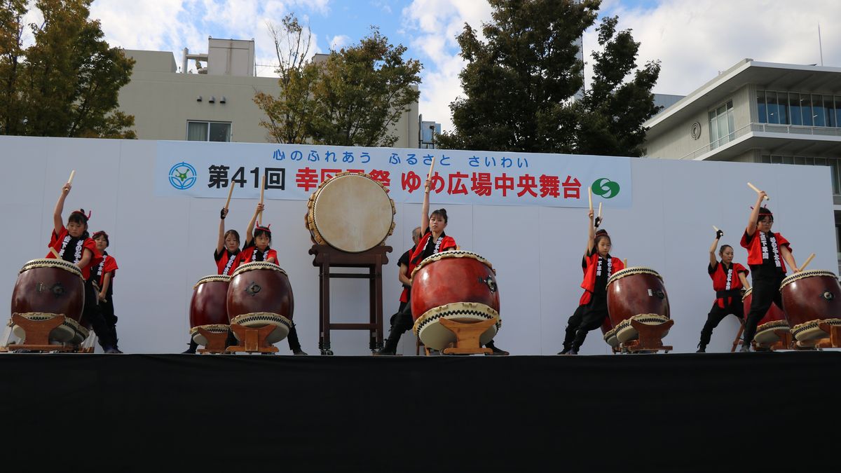 2023年の第41回幸区民祭、ゆめ広場中央舞台での和太鼓の演奏