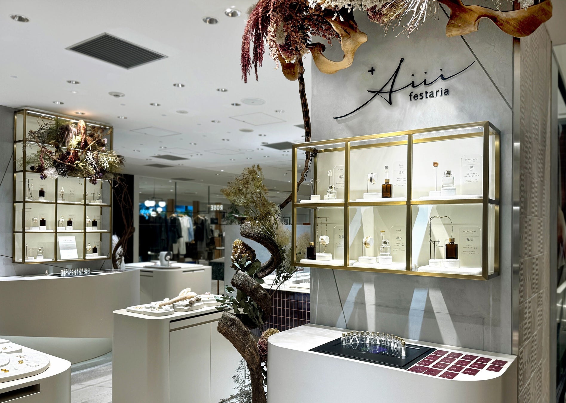 ジュエリーの展示とKAORIUMの香り体験コーナーがあるNEWoMan横浜店