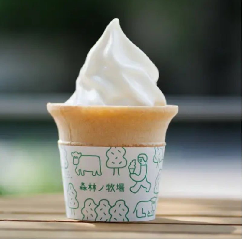「森林ノ牧場」と牛の絵が描かれたカップに入った白いソフトクリーム
