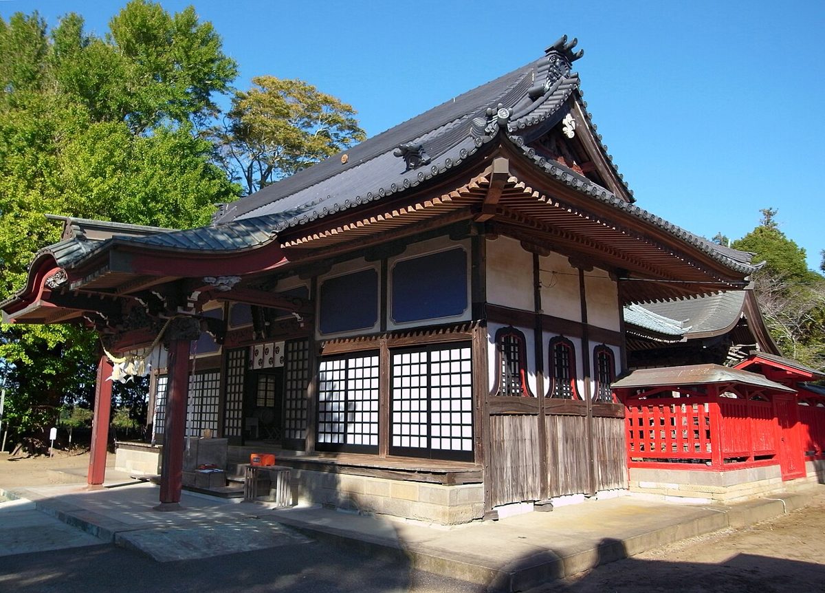 白子神社の社殿を横から見たところ。白壁と木組みの建物の右に朱塗りの小さな社がある