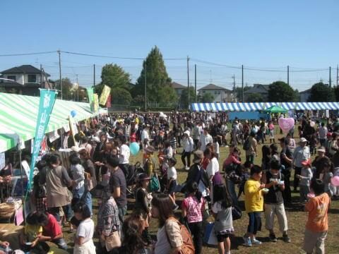 城山もみじまつりの会場。原宿公園に出店テントが並び、多くの家族連れでにぎわう(2023年)