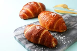 SiOKUMA BAKERYの名物塩パン。つやのある茶色い表面とロール状の巻き目