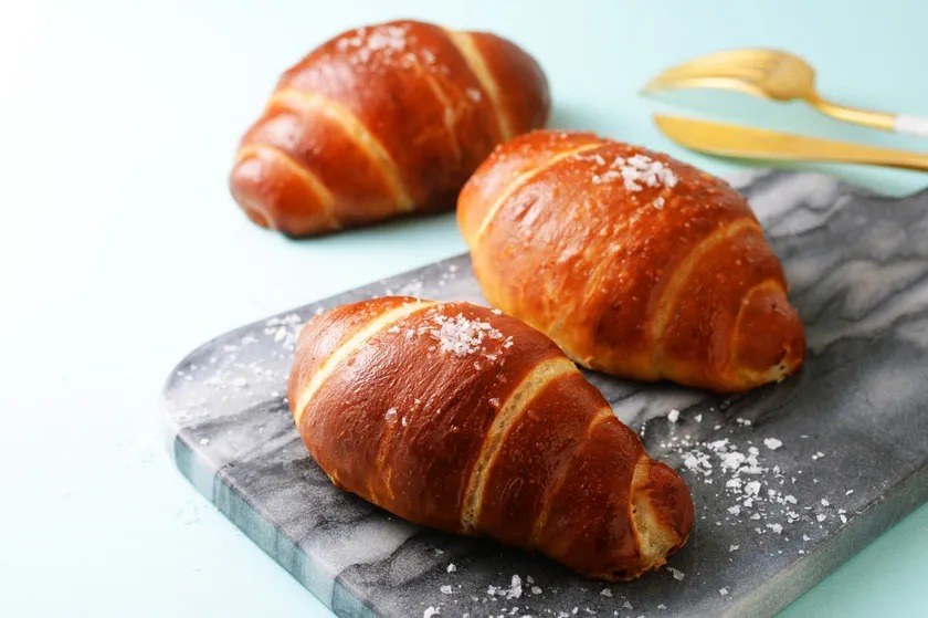 SiOKUMA BAKERYの名物塩パン。つやのある茶色い表面とロール状の巻き目