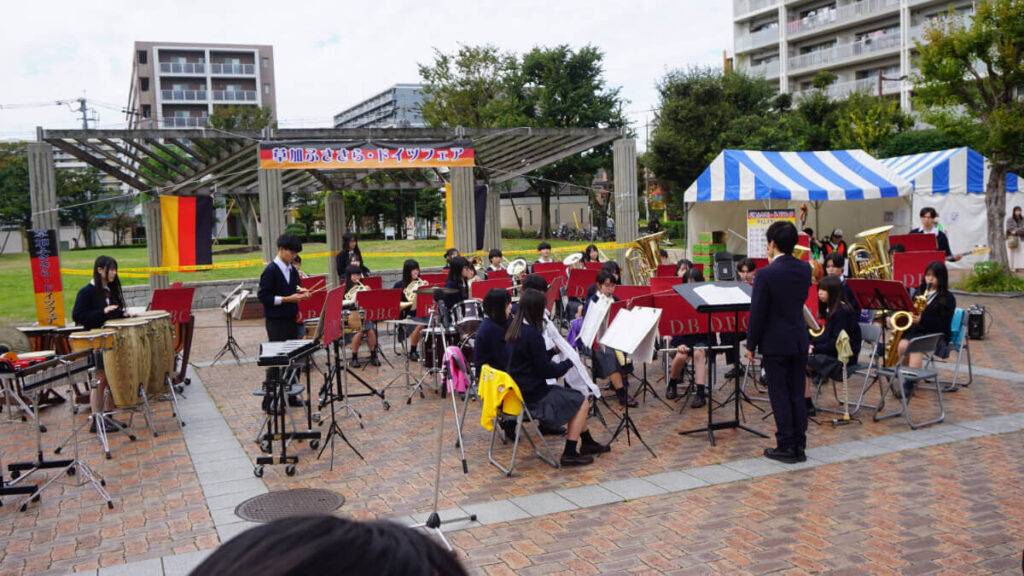 2025年の草加ふささら・ドイツフェアで演奏する吹奏楽部