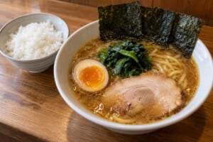 海苔とほうれん草をのせた家系ラーメンとご飯のイメージ画像