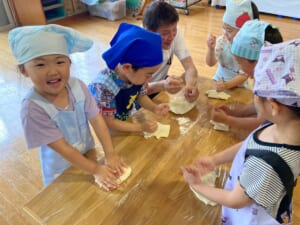 資さんうどん横浜霧ケ丘店 2026年10月8日（木）OPENの文字と、瓦屋根の店舗と看板のイラスト