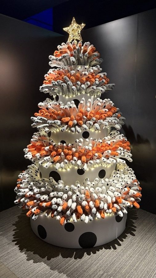 白とオレンジのチンアナゴのぬいぐるみを何段にも重ねたクリスマスツリー