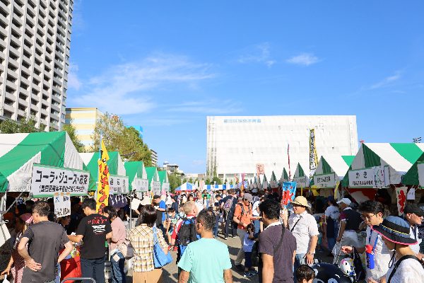 錦糸公園のふれあい広場に模擬店の白と緑のテントが並び来場者で混み合う様子