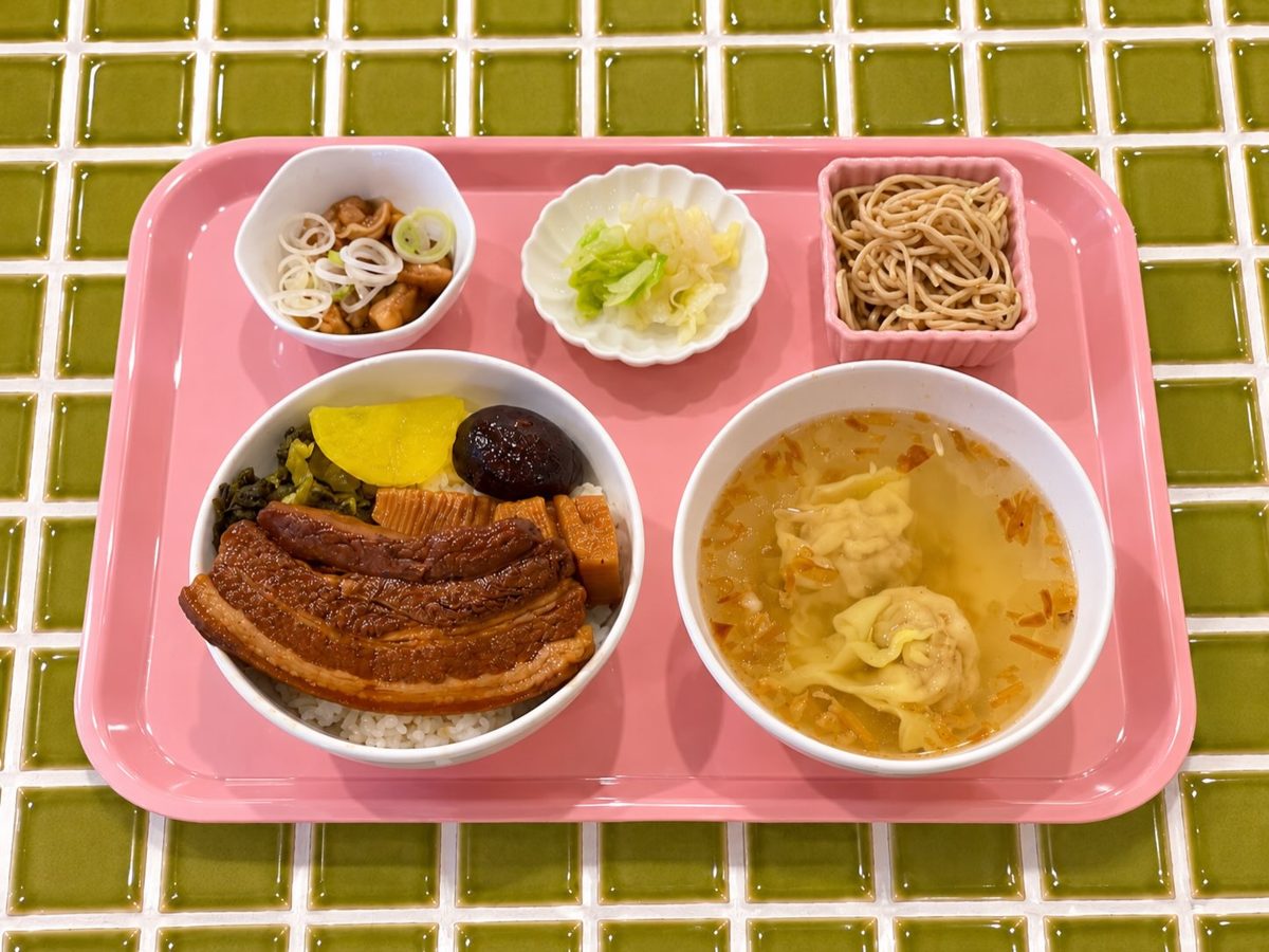 ピンクのトレーに角煮をのせた控肉飯、ワンタンスープ、小鉢2品、漬物がのった昼のセット