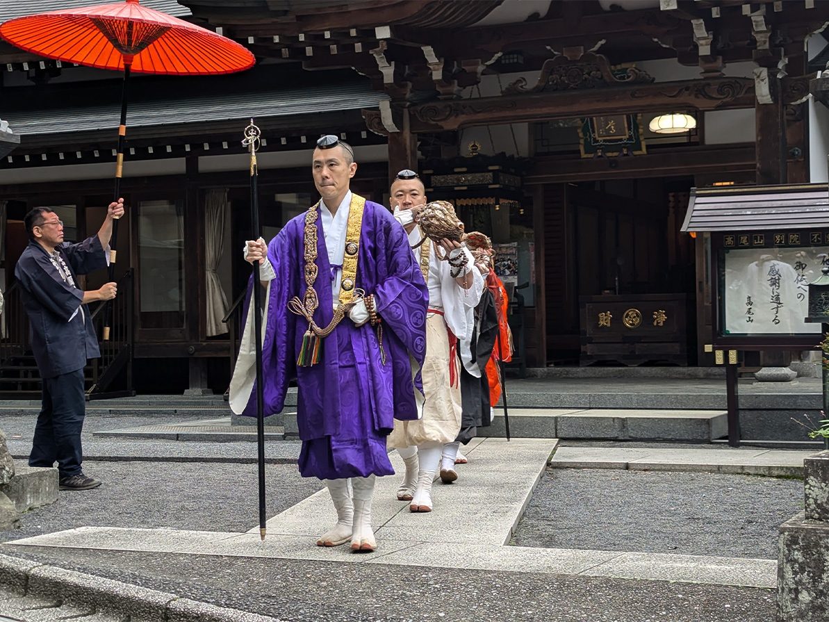 柴燈護摩へ向かう髙尾山薬王院の僧侶の行列