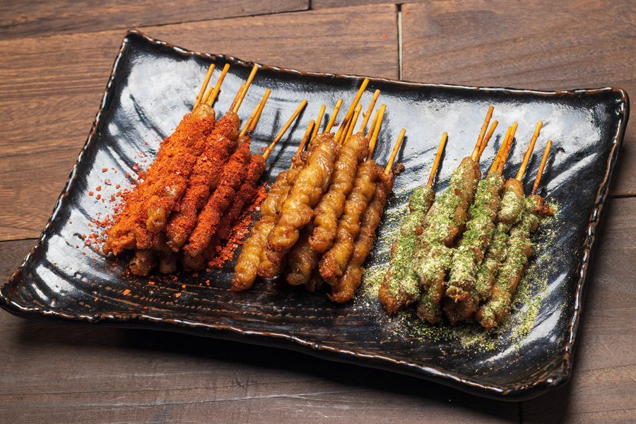 皿に並んだ博多ぐるぐるとりかわ。左から明太チリ味、竹乃屋味、柚子胡椒味