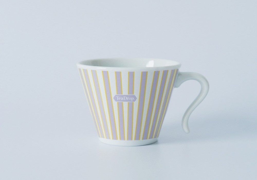 ラベンダー色と黄色の縦じまで、TeaDrop.のロゴが入ったマグカップ