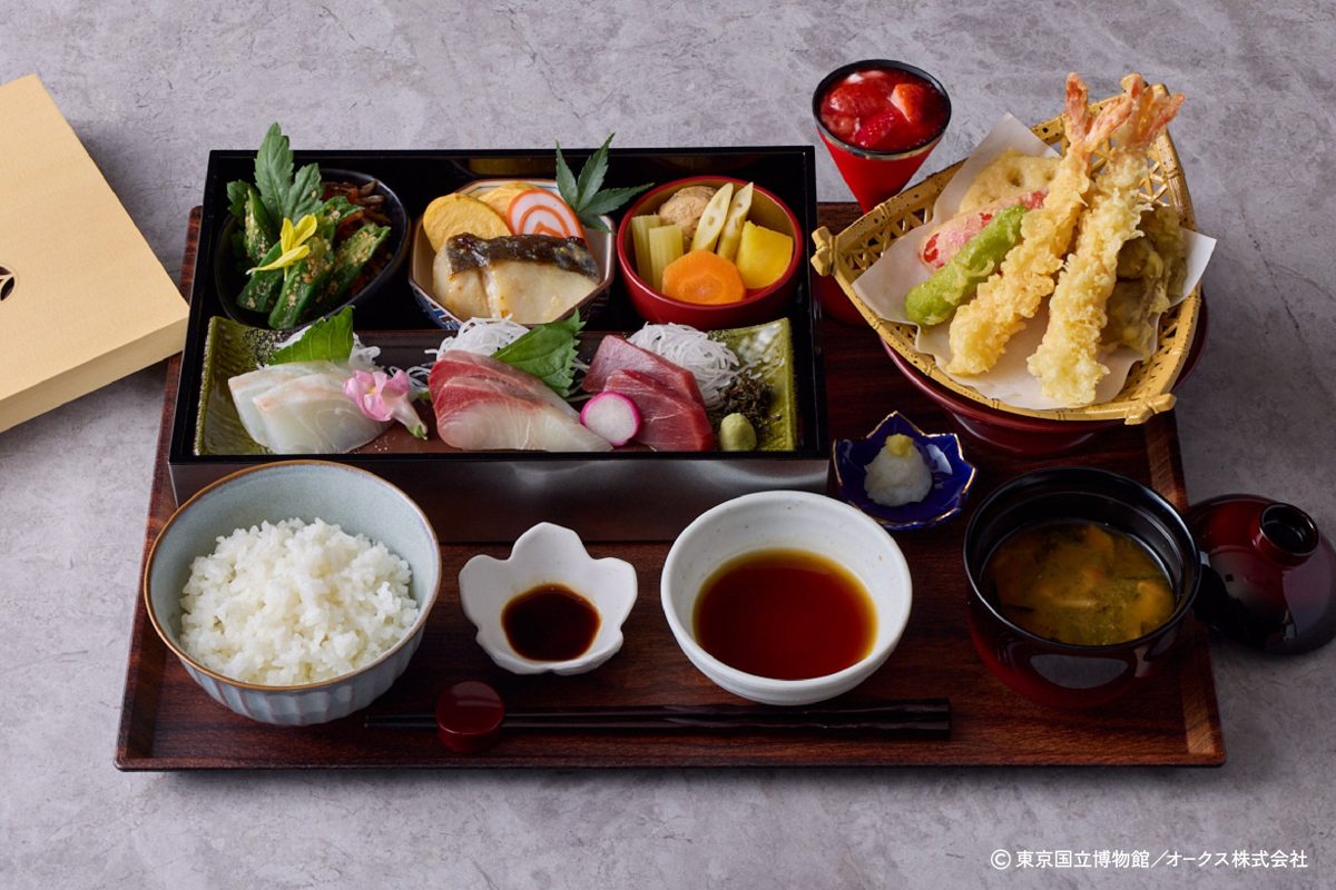刺身、天ぷら、小鉢、ご飯、吸い物などを重箱と器に盛った御膳