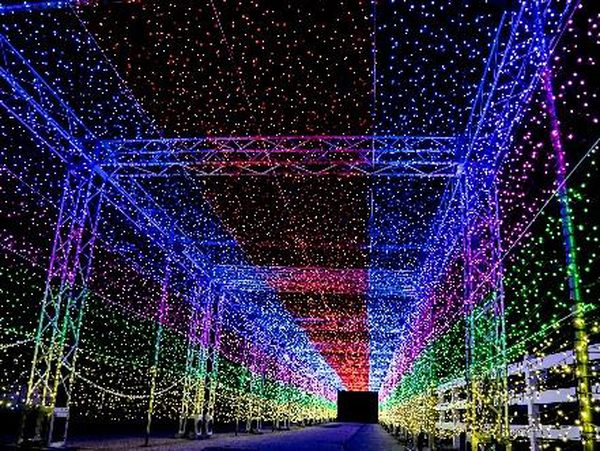天井と両側の壁を色とりどりのLEDで覆った、まっすぐに奥へ続く光のトンネル