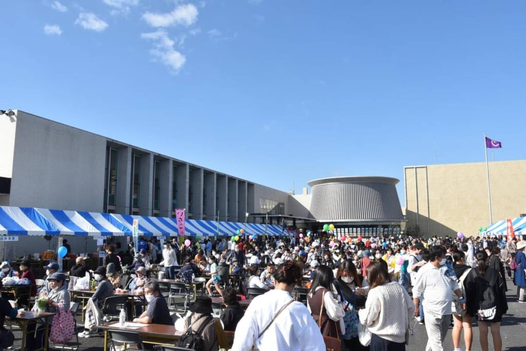 東庄町役場の駐車場に模擬店のテントが並び、来場者でにぎわう東庄ふれあいまつり