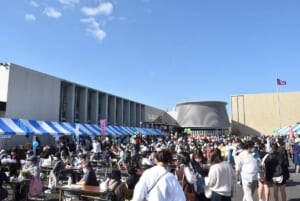 東庄町役場の駐車場に模擬店のテントが並び、来場者でにぎわう東庄ふれあいまつり