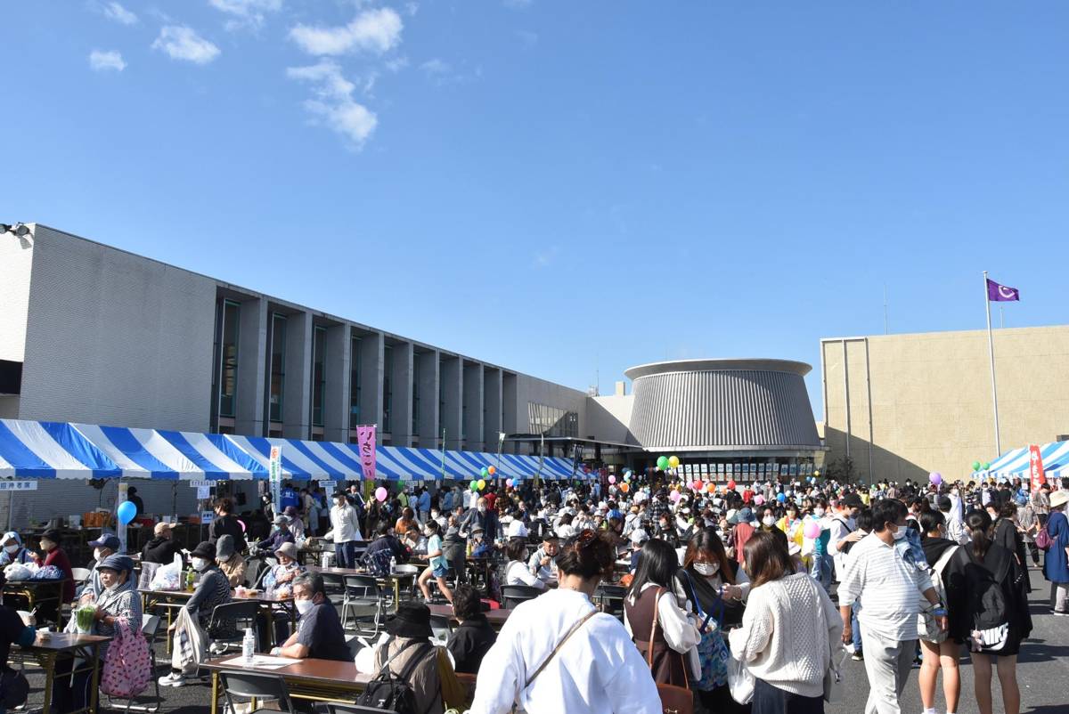東庄町役場の駐車場に模擬店のテントが並び、来場者でにぎわう東庄ふれあいまつり