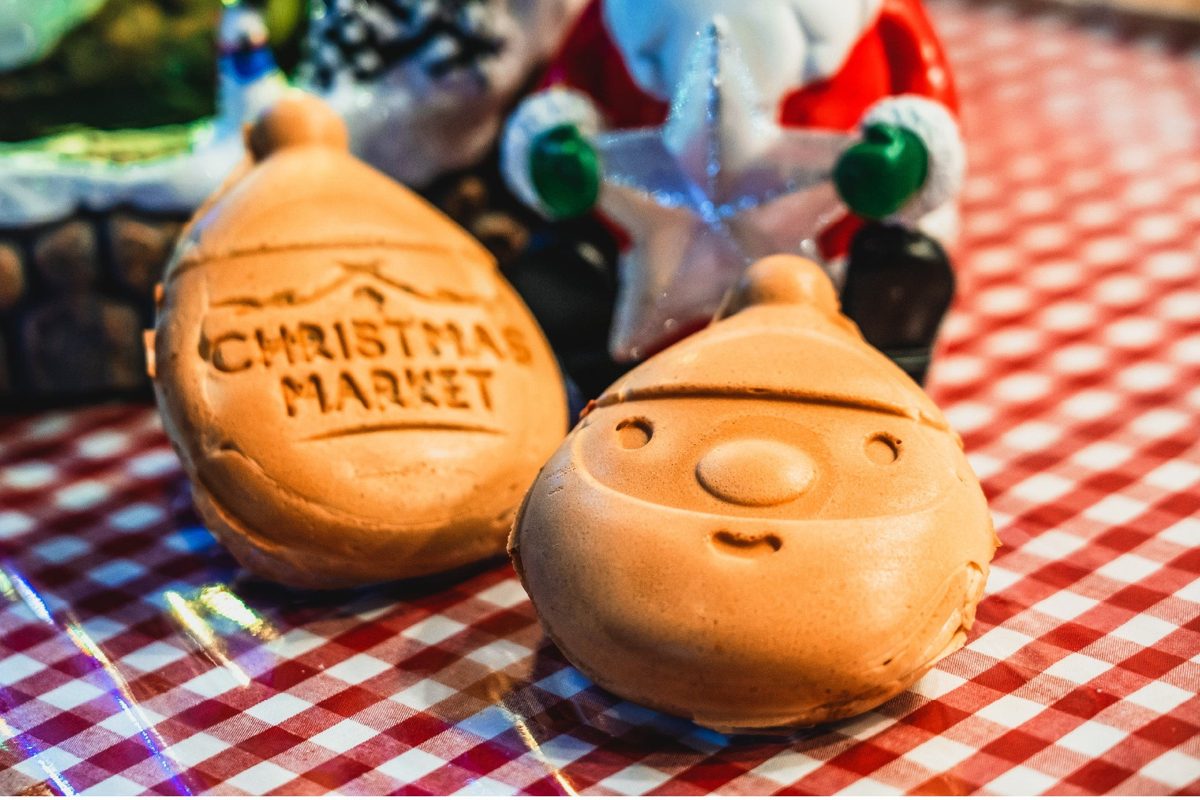 「CHRISTMAS MARKET」の文字とサンタの顔が焼き印された焼き菓子