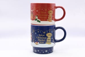 赤いマグカップの上に青いマグカップが重ねられ、クリスマスピラミッドの絵柄がつながっている。カップには「Tokyo Christmas Market 2026」の文字