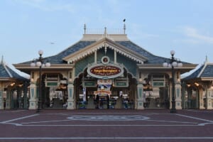 東京ディズニーランドのメインエントランス。「Tokyo Disneyland」の看板を掲げた入園ゲートの建物