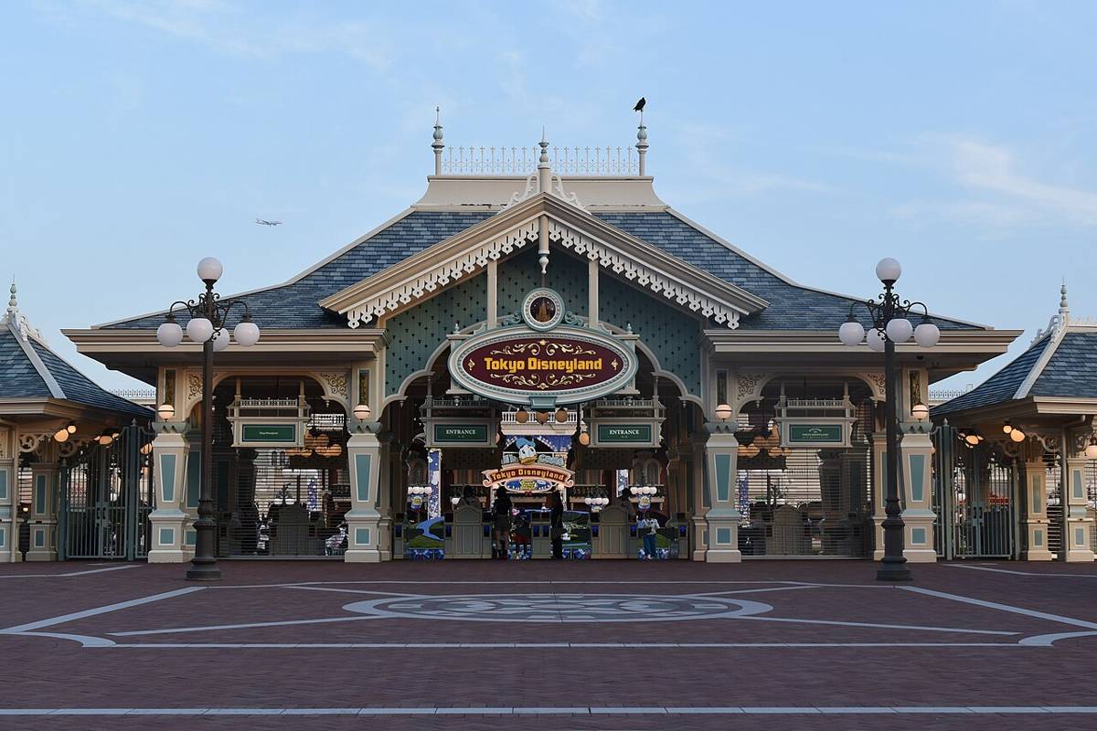 東京ディズニーランドのメインエントランス。「Tokyo Disneyland」の看板を掲げた入園ゲートの建物