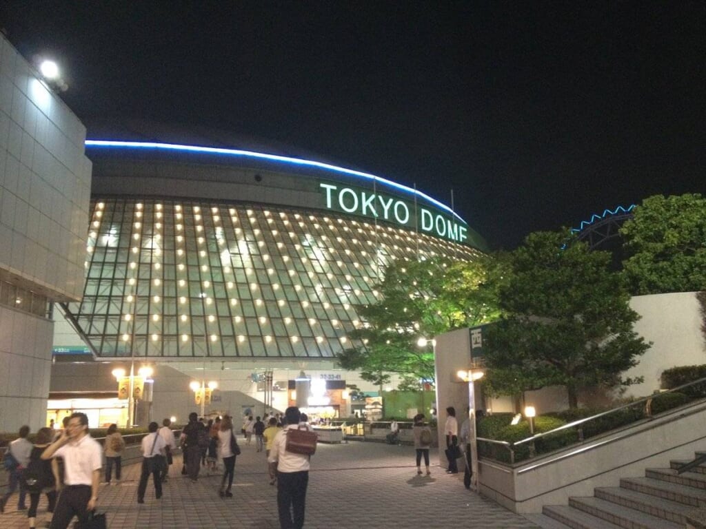 夜の東京ドームの外観