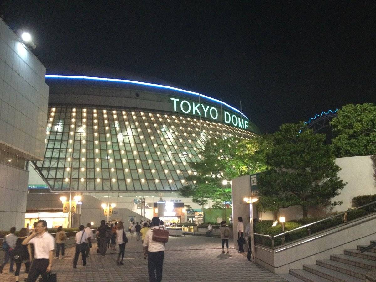 夜の東京ドームの外観
