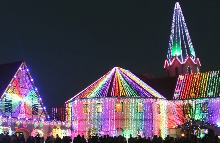 東京ドイツ村のマルクトプラッツの建物と塔が虹色の電飾で覆われている