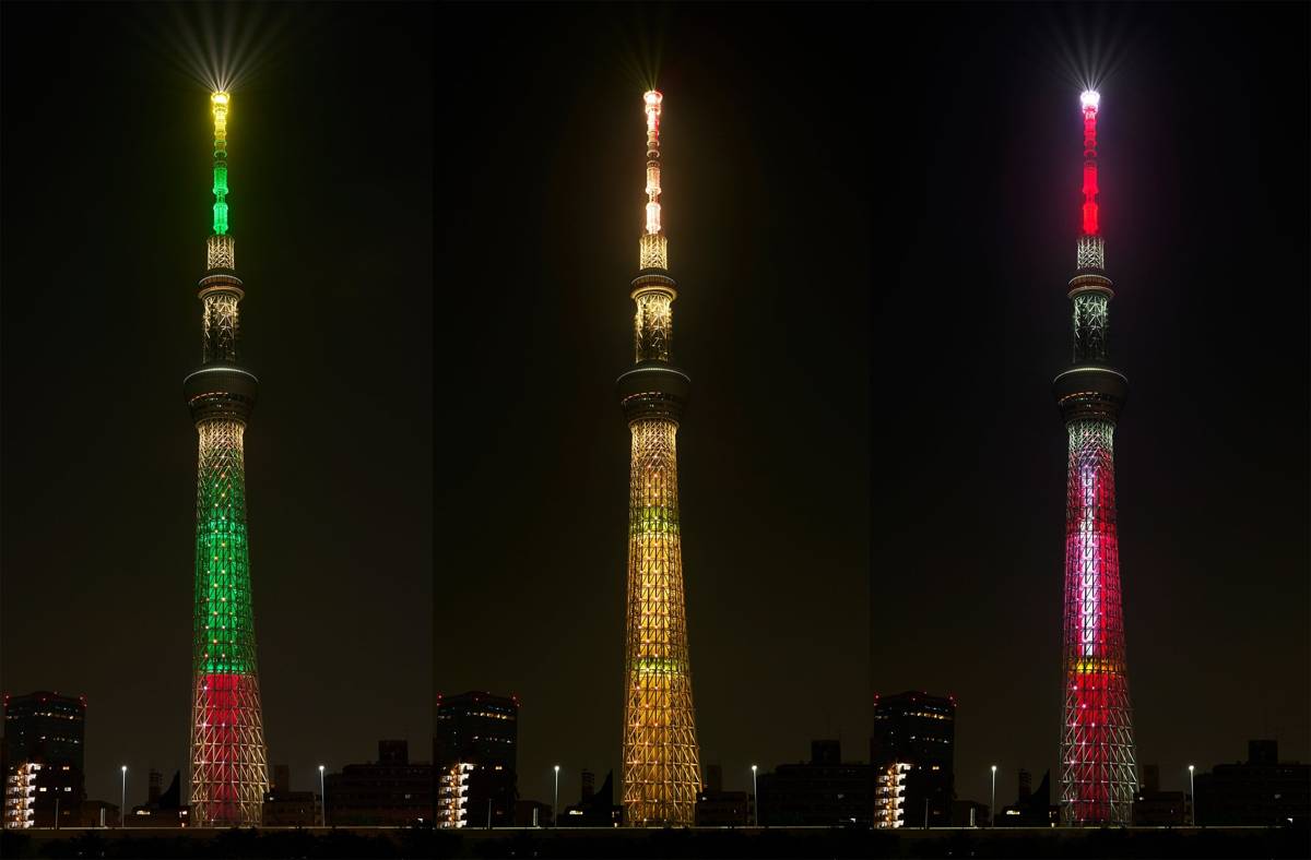 緑と赤、金色、赤と白の3種類のライティングをしたスカイツリーを並べた画像