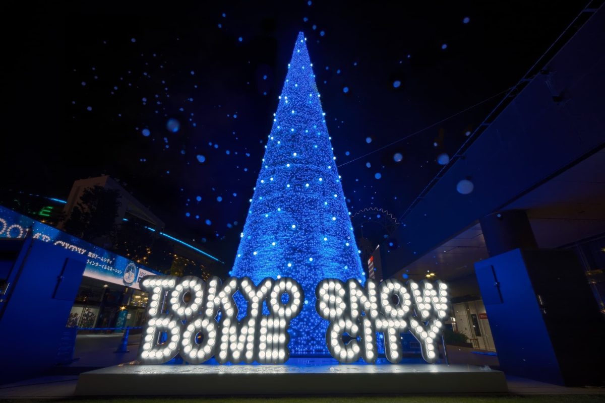 夜空の下で青く光る大型のツリーと、手前に光る「TOKYO SNOW DOME CITY」の文字
