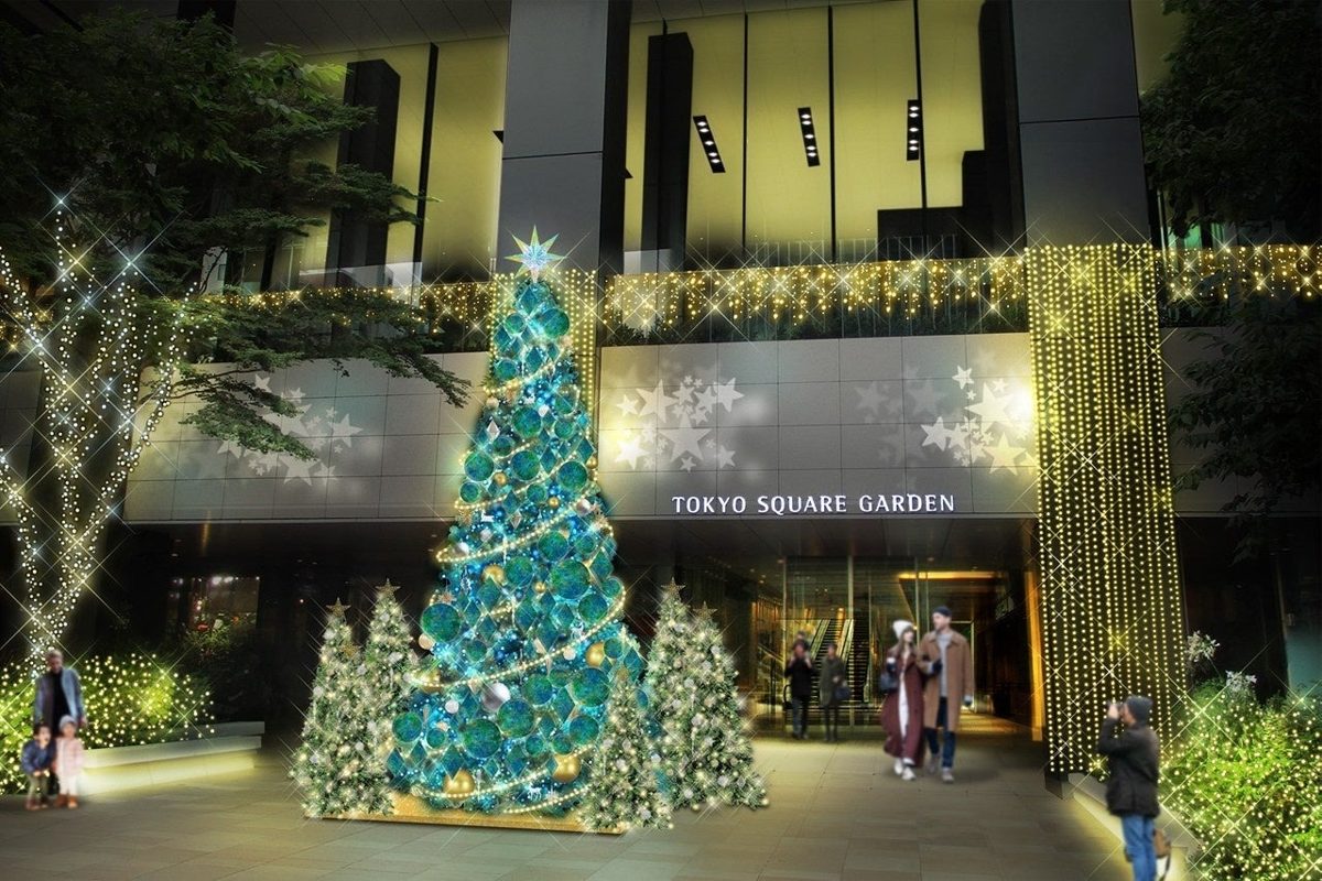 東京スクエアガーデンの入口前に立つ、緑と青の模様のクリスマスツリーのイメージ